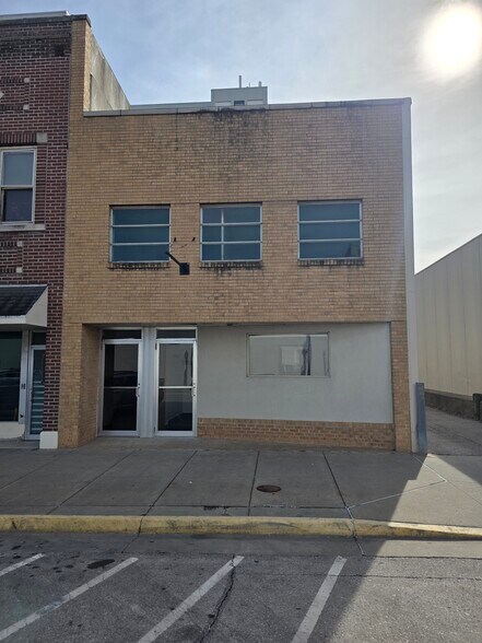 More Photos Of 710 Commercial St, Atchison General Retail For Lease