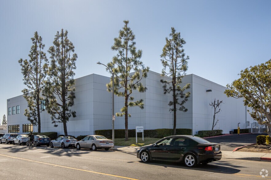 More Photos Of 17311 Nichols Ln, Huntington Beach Warehouse For Lease