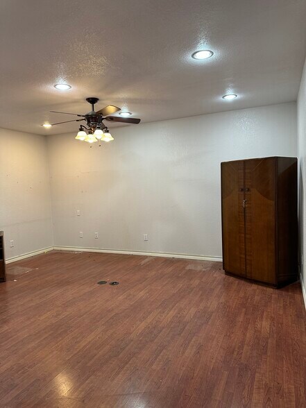 More Photos Of 5929 50th St, Lubbock Industrial For Sale