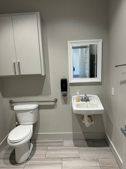 More Photos Of 601 Enterprise Dr, Edmond Office For Lease