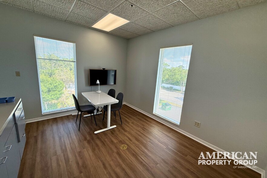 More Photos Of 1219 S East Ave, Sarasota Medical For Sale