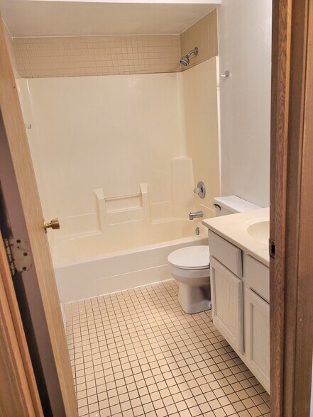 More Photos Of 1322 E 9th St, Lockport Apartments For Sale