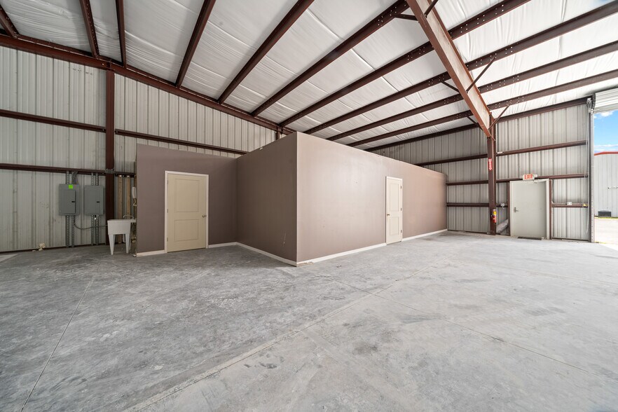 More Photos Of 3073 NE 37th Pl, Wildwood Warehouse For Lease