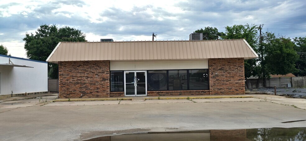 More Photos Of 2824 Brown Trl, Bedford Freestanding For Sale