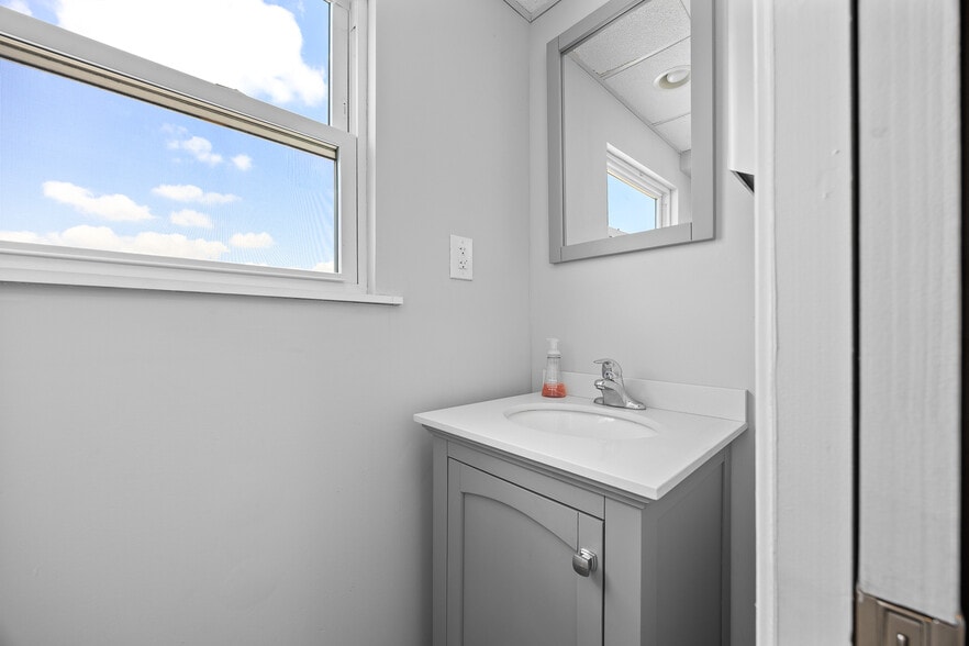 More Photos Of 4520 Rumsey Ave, Oak Lawn Industrial For Sale