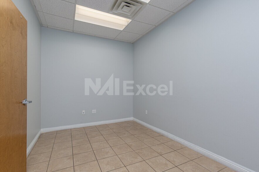 More Photos Of 1669 W Horizon Ridge Pky, Henderson Office For Sale