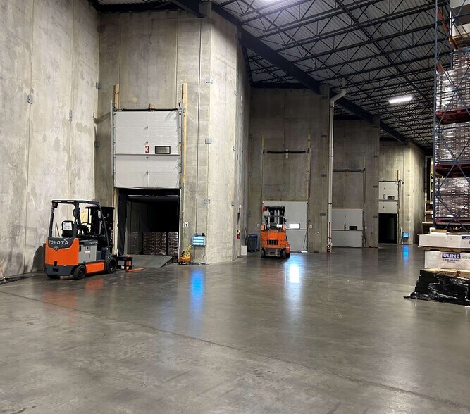 More Photos Of 3055 Spruce St, Little Canada Warehouse For Sale