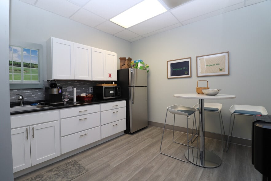 More Photos Of 631-635 Farmington Ave, Hartford Office For Sale