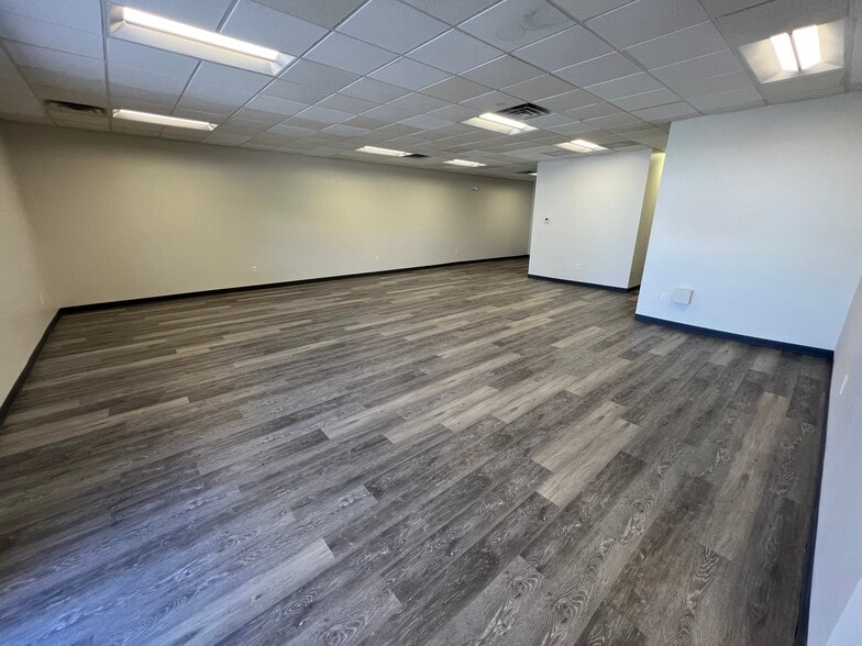 More Photos Of 537-553 Eastern Blvd, Montgomery Unknown For Lease