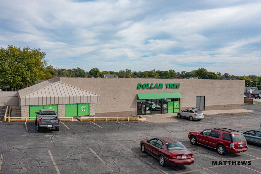 Primary Photo Of 915 N Walnut St, Mount Carmel Supermarket For Sale