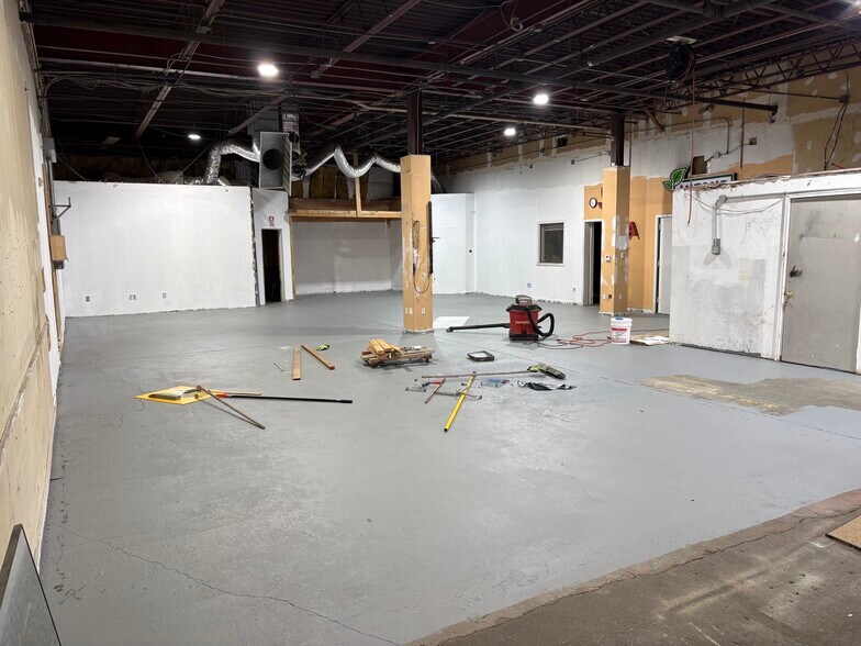 More Photos Of 299 Peninsula Blvd, Hempstead Showroom For Lease