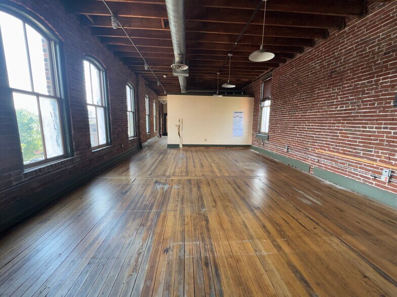 More Photos Of 390 S Main St, Memphis Office For Sale