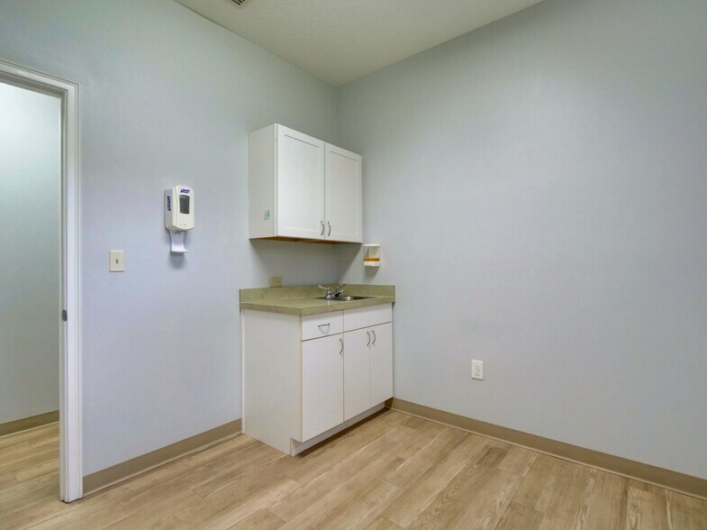 More Photos Of 733 S Goldenrod Rd, Orlando Medical For Lease