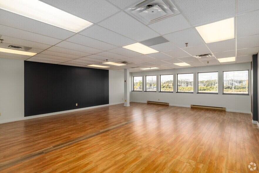 More Photos Of 90 Rue Morgan, Baie-d'Urfé General Retail For Lease