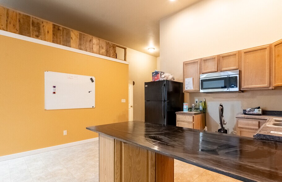 More Photos Of 211 Jetway Dr, Belgrade Flex For Sale