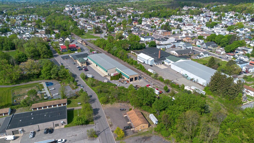 More Photos Of 807 Enterprise St, Dickson City Warehouse For Lease