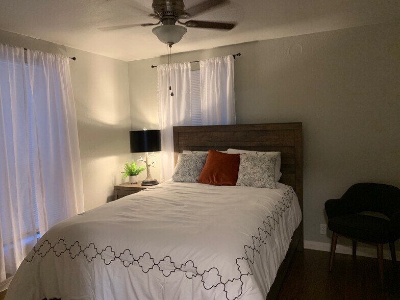 More Photos Of 1302 Camaron St, San Antonio Warehouse For Sale
