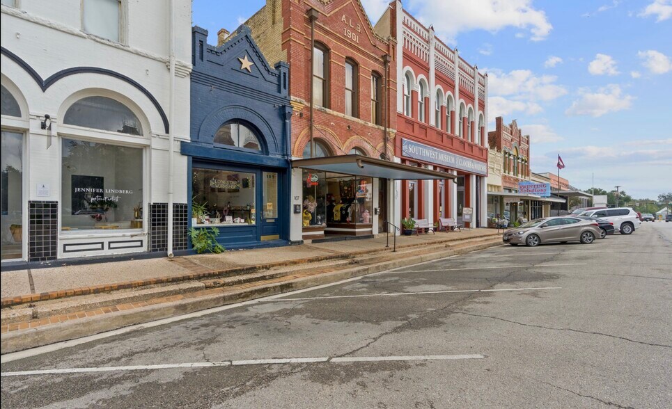 More Photos Of 105 E San Antonio St, Lockhart Storefront Retail Office For Sale