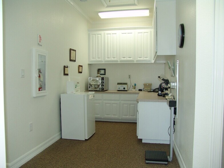 More Photos Of 1609 Circle Ln, Bedford Medical For Sale