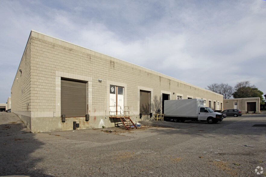 More Photos Of 2505 Dunwin Dr, Mississauga Warehouse For Lease