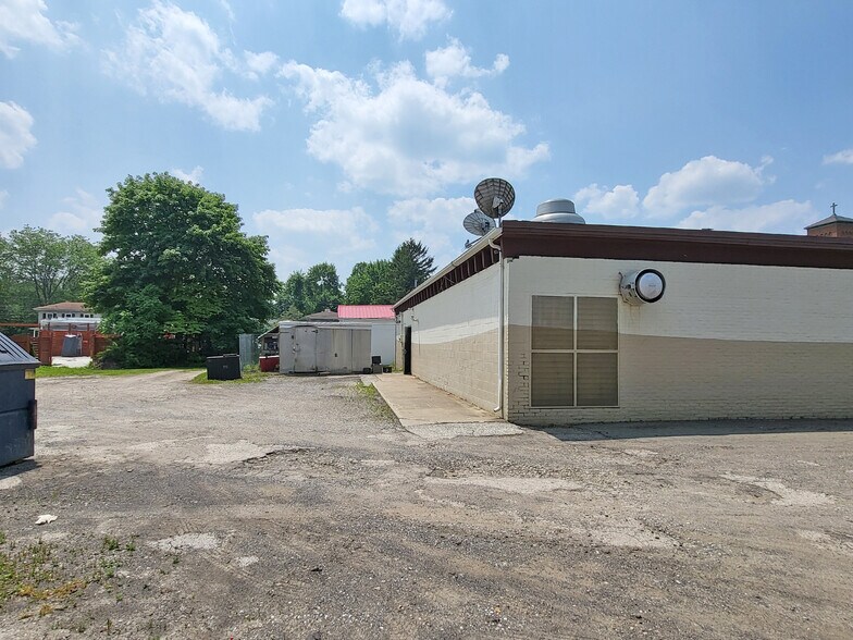 More Photos Of 137 Main St E, Girard Restaurant For Sale