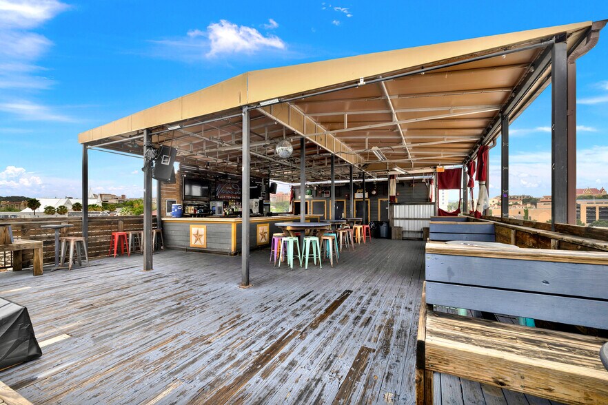 More Photos Of 139 E Hopkins St, San Marcos Bar For Sale
