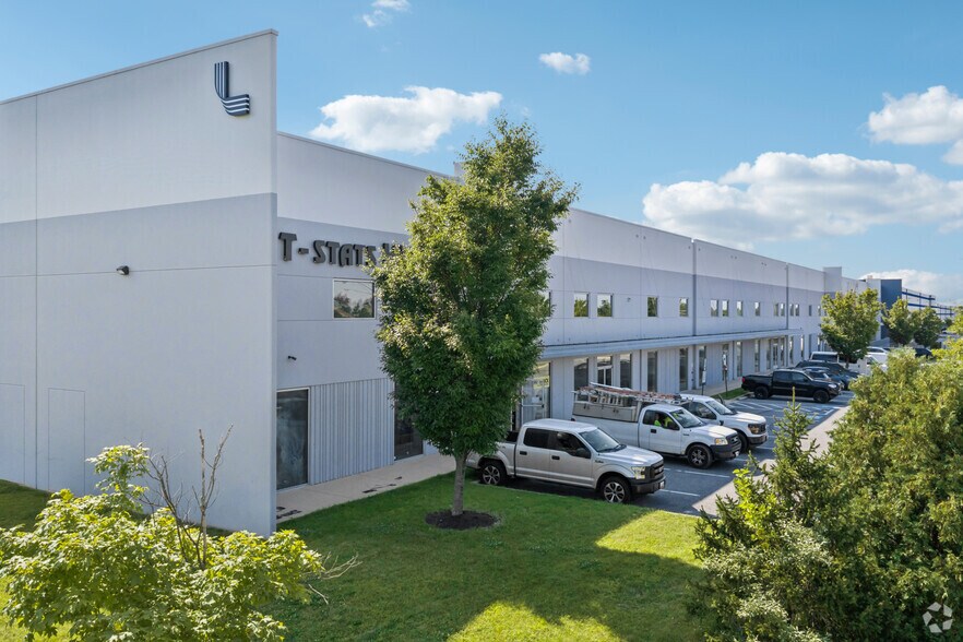 More Photos Of 1901 62nd St, Rosedale Warehouse For Lease