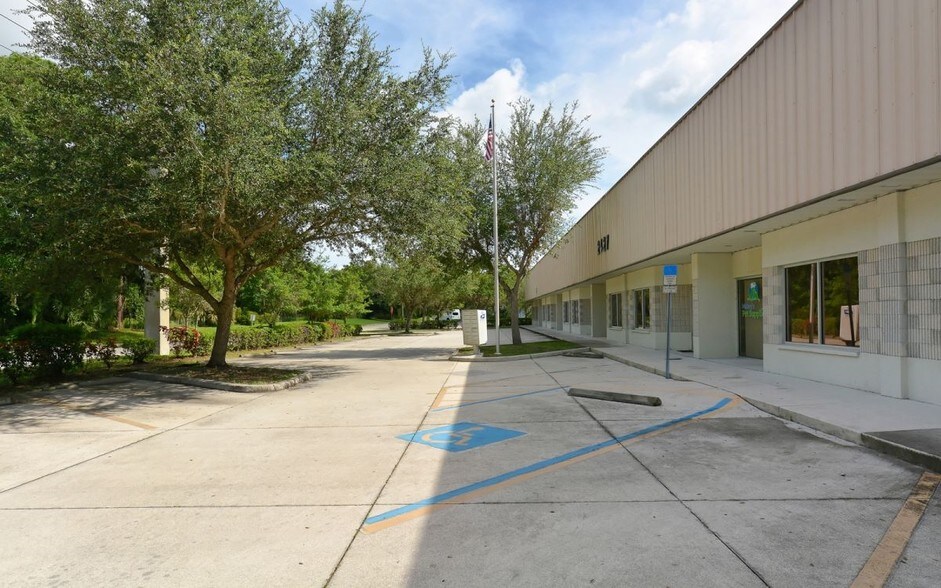 More Photos Of 2427 Porter Lake Dr, Sarasota Flex For Sale