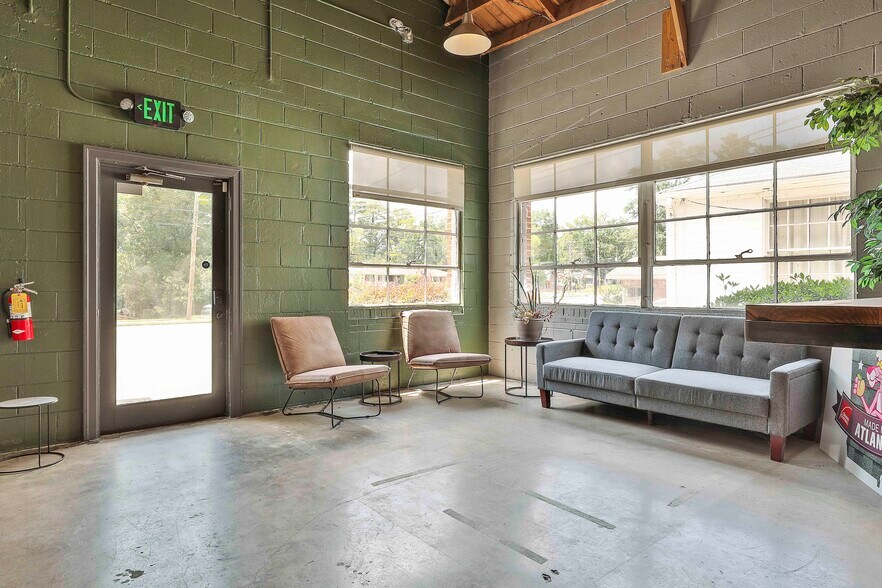 More Photos Of 147 Jackson St, Newnan Freestanding For Lease