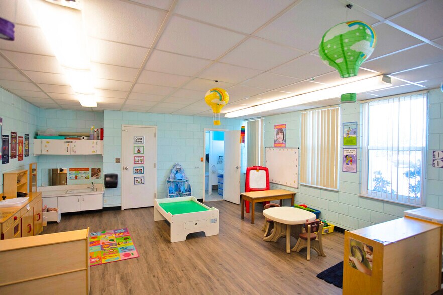 More Photos Of 2045 Drew St, Clearwater Schools For Lease