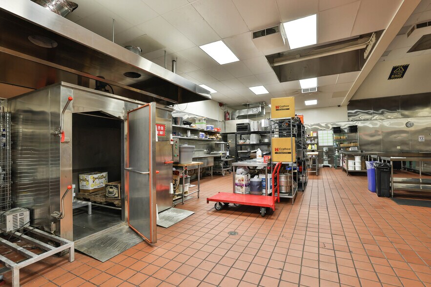 More Photos Of 707 Douglas Ave, Oakland Manufacturing For Lease