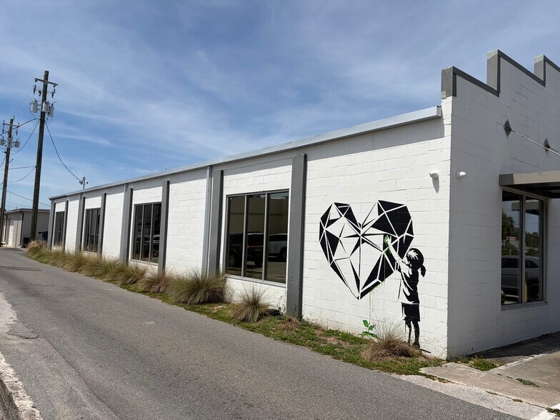 More Photos Of 330 Avenue B SW, Winter Haven Flex For Lease
