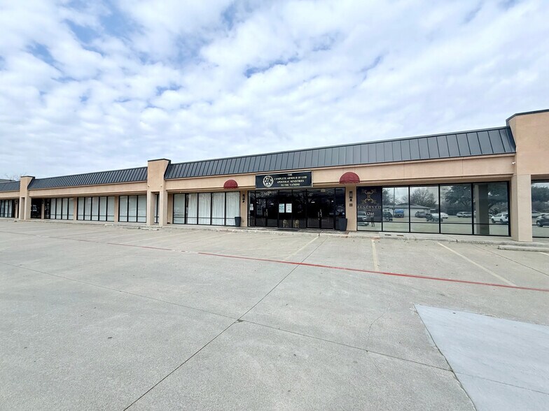 More Photos Of 101 W Glade Rd, Euless Unknown For Lease