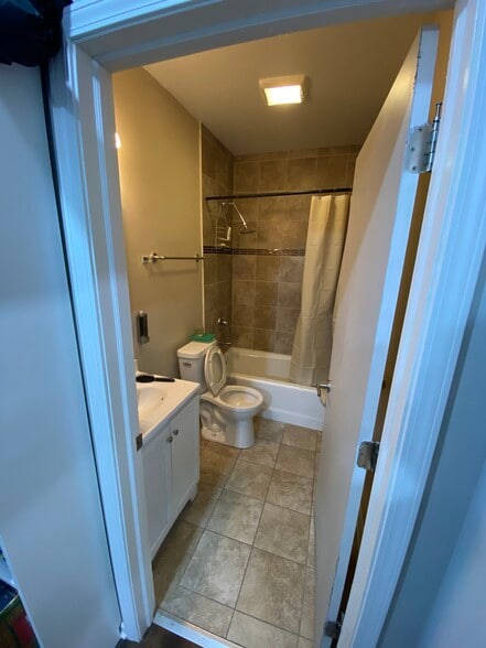 More Photos Of 72-76 N Broadway St, Des Plaines Light Distribution For Sale