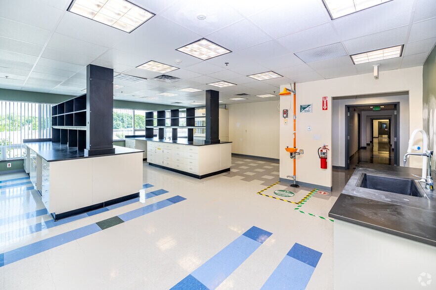 More Photos Of 12 Gill St, Woburn Office For Lease