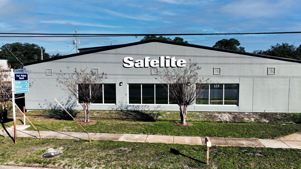 More Photos Of 123 Hollywood Blvd NE, Fort Walton Beach Light Distribution For Sale