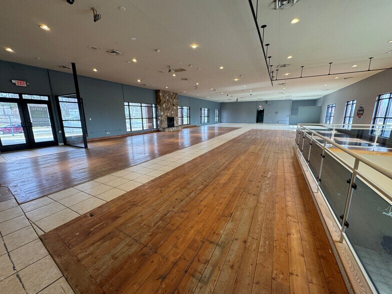 More Photos Of 735 N Perryville Rd, Rockford Office For Sale
