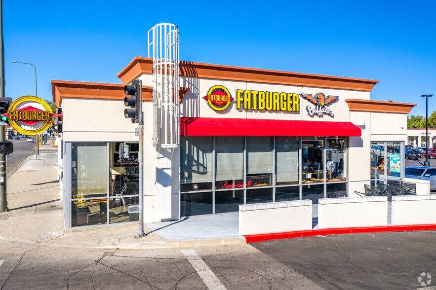 More Photos Of 21733-21841 Ventura Blvd, Woodland Hills General Retail For Lease