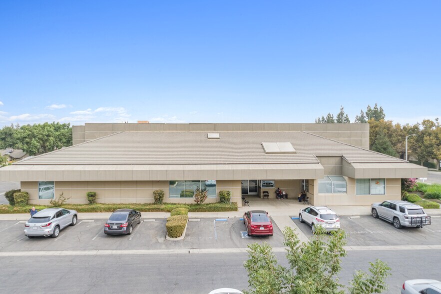 More Photos Of 137 S Aspen Ct, Visalia Office For Sale