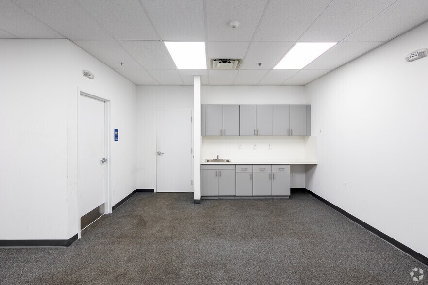 More Photos Of 3042 NW 73rd St, Miami Distribution For Lease