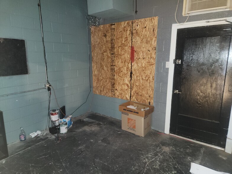 More Photos Of 104 E 38th St, Odessa Storefront For Lease