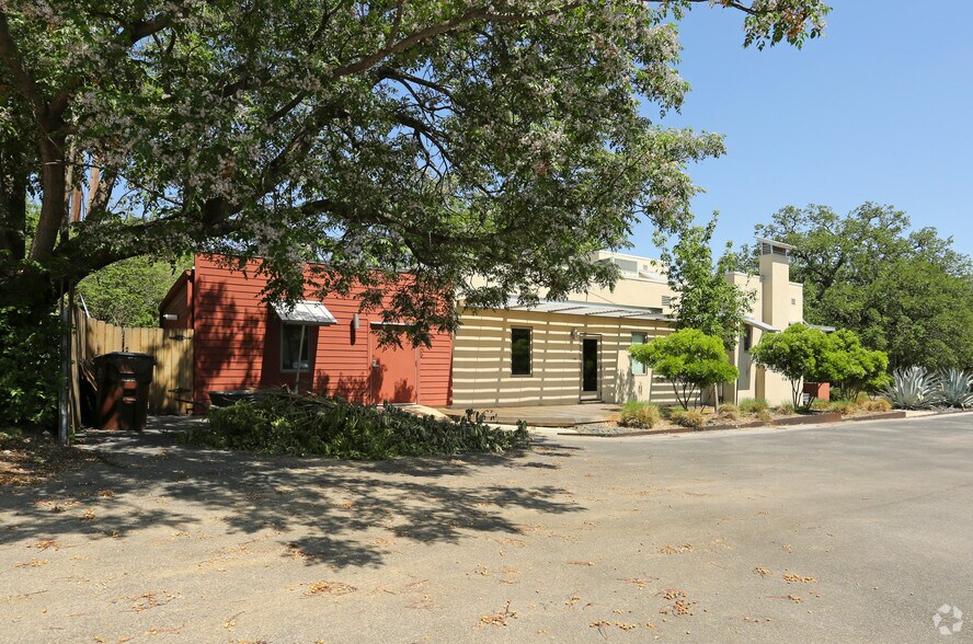 More Photos Of 106 Bagdad Ave W, Round Rock Office For Sale