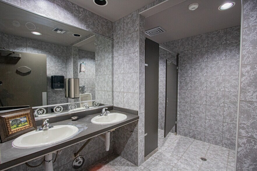 More Photos Of 104 Macomb Pl, Mount Clemens Restaurant For Sale