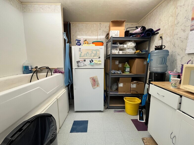 More Photos Of 1305 Black St, Pekin Flex For Sale