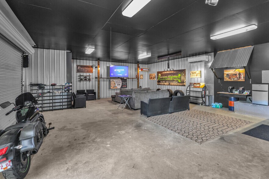 More Photos Of 101 Caney Pl, Glenwood Auto Repair For Sale