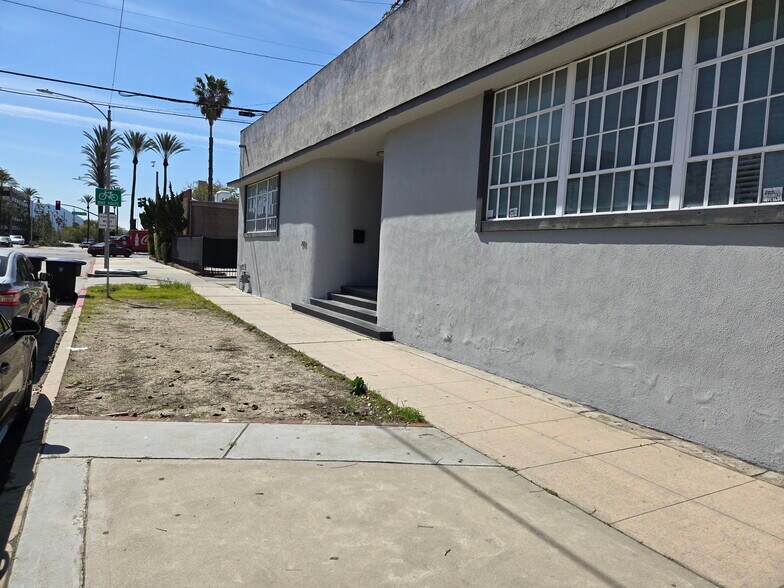 More Photos Of 2015 N Lincoln St, Burbank Manufacturing For Lease