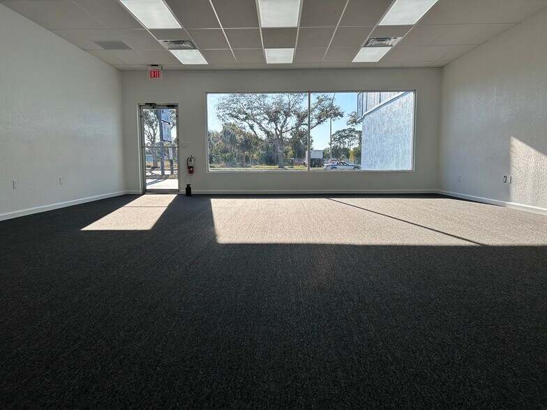 More Photos Of 2131-2143 S Tamiami Trl, Venice Storefront Retail Office For Lease