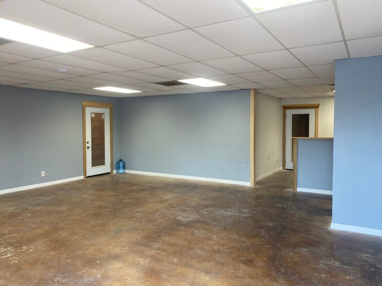 More Photos Of 8446 Gault Ln, San Antonio Light Distribution For Lease