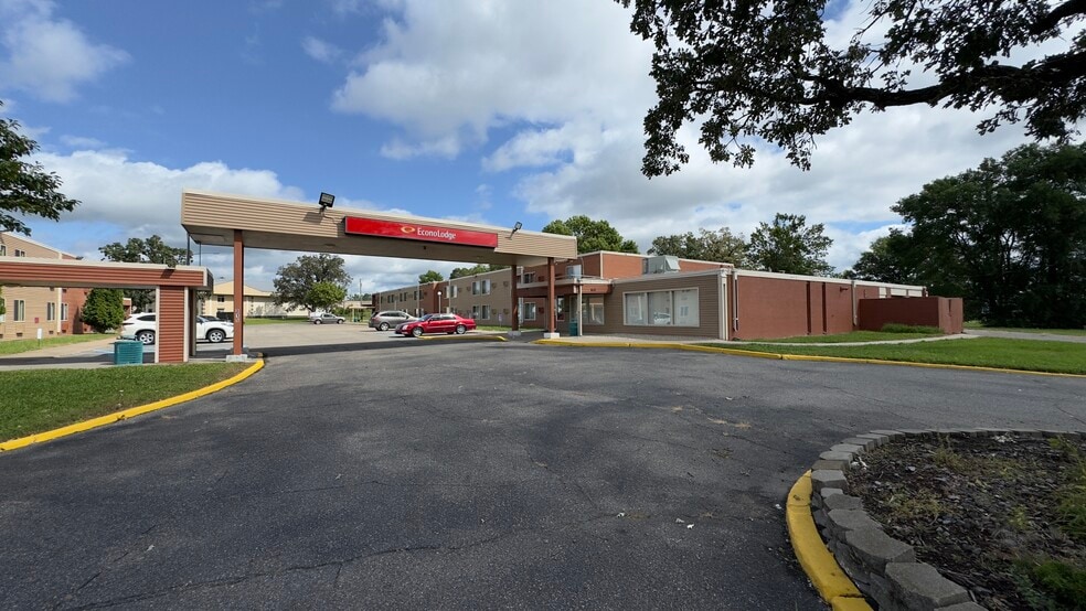 More Photos Of 815 S 1st St, Waite Park Hotel For Sale