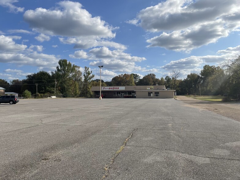 Primary Photo Of 1175 E Third St, Forest Storefront For Lease